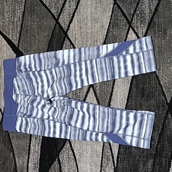 UNDER ARMOUR Fitted Capri Leggings - Picture 7 of 10